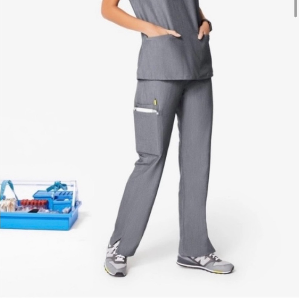 NEW FIGS Kade Cargo Scrub Pants Small